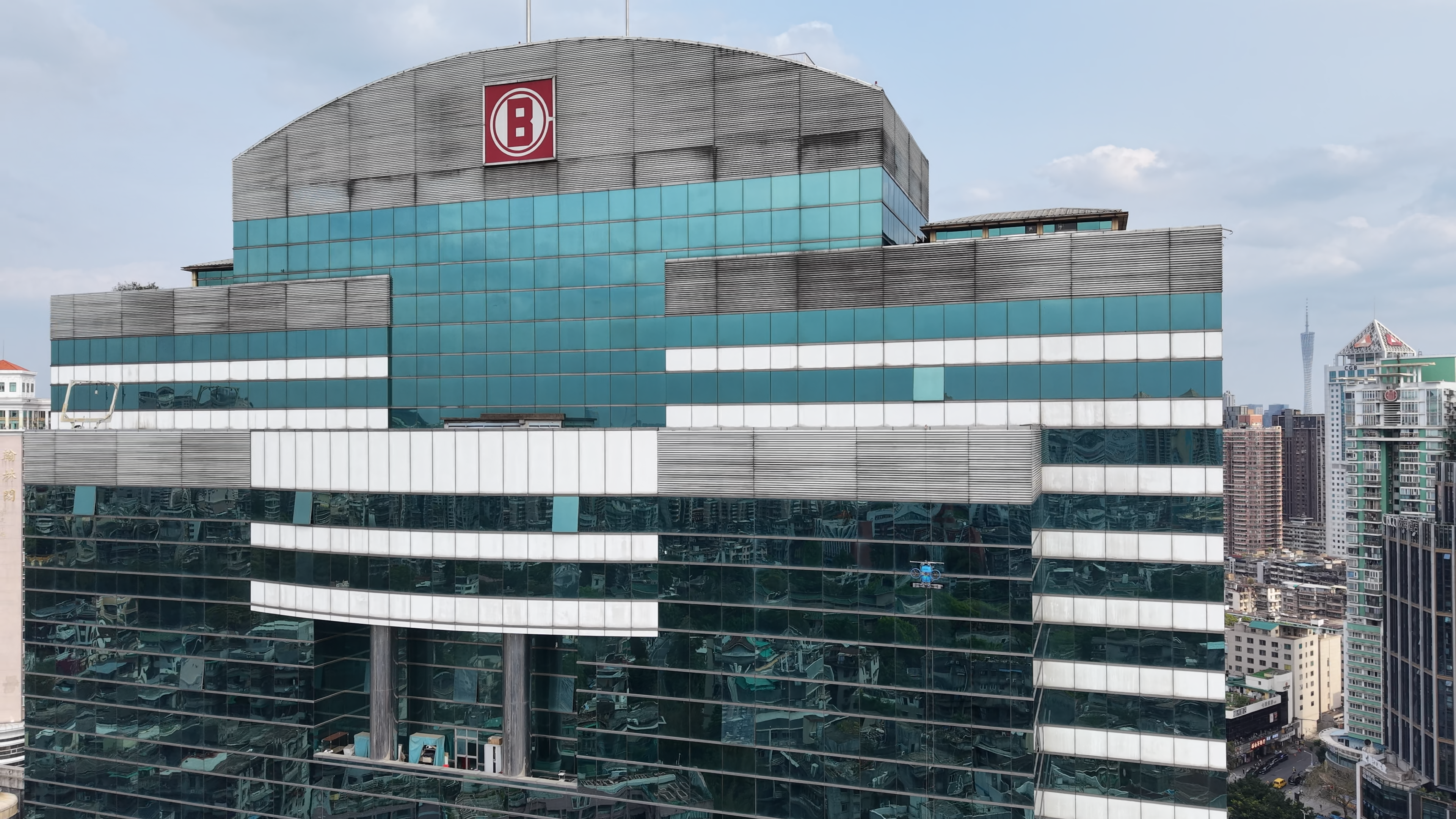 Dongshan Plaza Glass curtain wall worksite